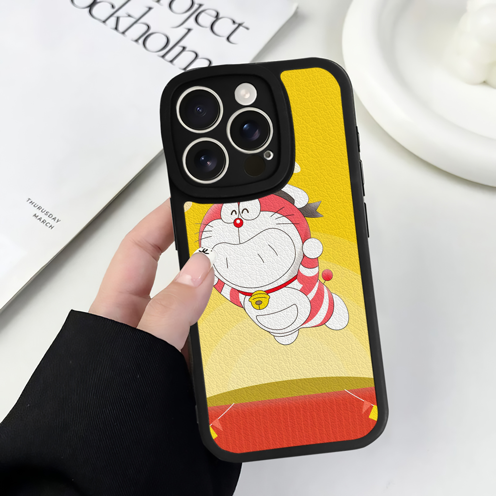 （画像用） ドラえもん Doraemon 【iPhone 16シリーズ対応】シリコンスマホケース（レザー調） 材質：シリコン